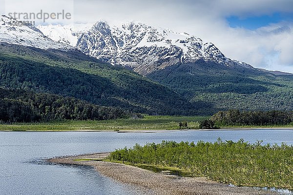 Das Castillo-Gebirge und das weite Tal des Flusses Ibanez von der Panamerikanischen Autobahn aus gesehen  Region Aysen  Patagonien  Chile  Südamerika
