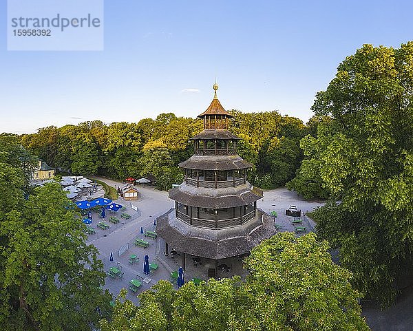 Chinesischer Turm mit Biergarten  Englischer Garten  München  Luftbild  Oberbayern  Bayern  Deutschland  Europa