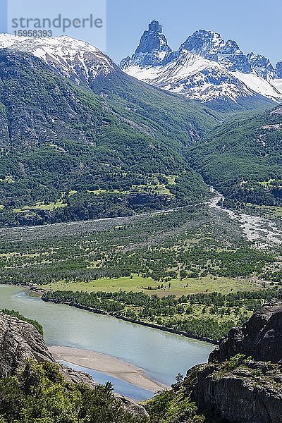 Das Castillo-Gebirge und das weite Tal des Flusses Ibanez von der Panamerikanischen Autobahn aus gesehen  Region Aysen  Patagonien  Chile  Südamerika