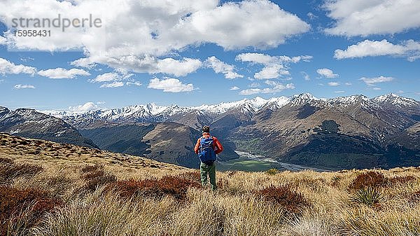 Wanderer auf dem Berggipfel des Mount Alfred  Ausblick auf Bergpanorama  Glenorchy bei Queenstown  Südliche Alpen  Otago  Südinsel  Neuseeland  Ozeanien