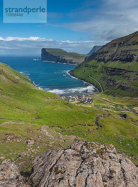 Blick auf Tjörnuvik oder Tjørnuvík  Streymoy  hinten Felsnadeln Risin og Kellingin vor Steilküste Eiðiskollur  Färöer-Inseln  Føroyar  Dänemark  Europa