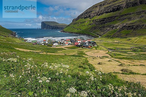 Blick auf Tjörnuvik oder Tjørnuvík  Streymoy  hinten Felsnadeln Risin og Kellingin vor Steilküste Eiðiskollur  Färöer-Inseln  Føroyar  Dänemark  Europa