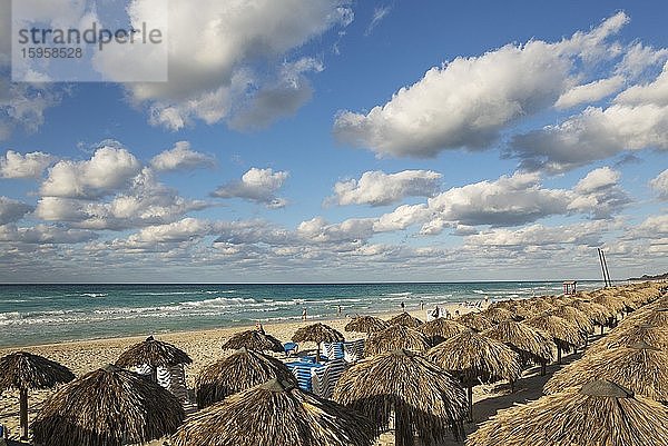 Überdachte Sonnenschirme an einem Strand in Varadero  Halbinsel Hicacos  Kuba  Mittelamerika