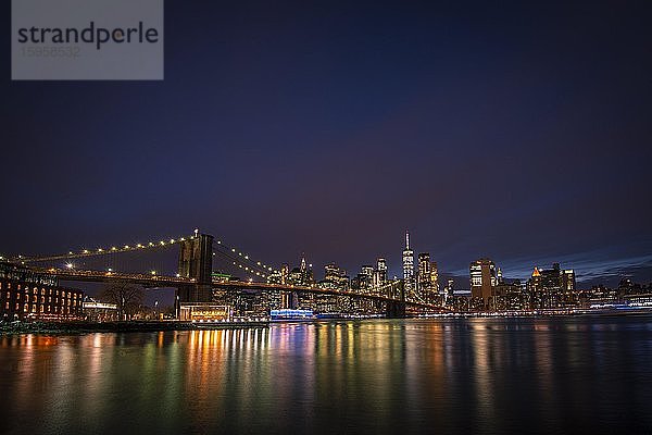 Blick vom Main Street Park bei Nacht über den East River auf die Skyline von Lower Manhattan  Brooklyn Bridge  Dumbo  Downtown Brooklyn  Brooklyn  New York  USA  Nordamerika