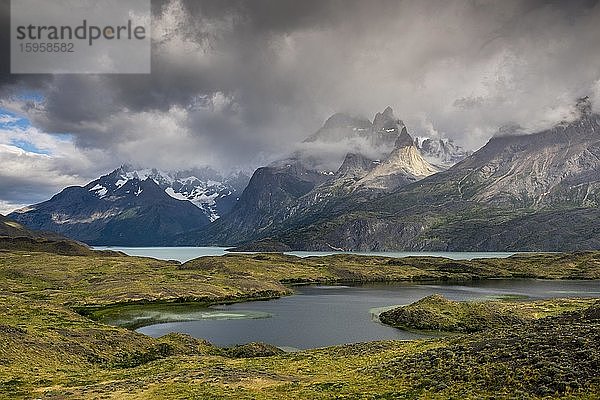 Blick über den See Lago Nordenskjöld auf das Bergmassiv Cuernos del Paine in Wolken  Nationalpark Torres del Paine  Región de Magallanes y de la Antártica Chilena  Patagonien  Chile  Südamerika