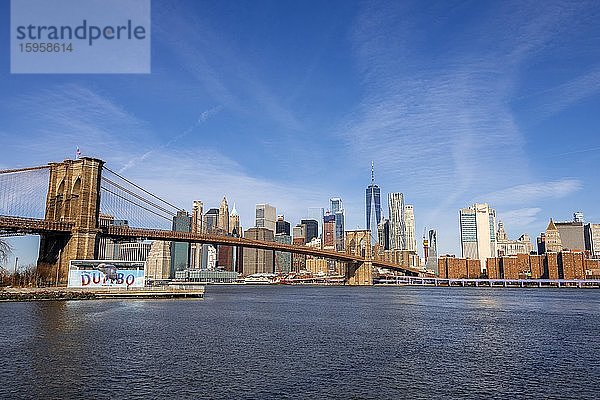 Blick vom Main Street Park über den East River auf die Skyline von Lower Manhattan mit Brooklyn Bridge  Dumbo  Downtown Brooklyn  Brooklyn  New York  USA  Nordamerika