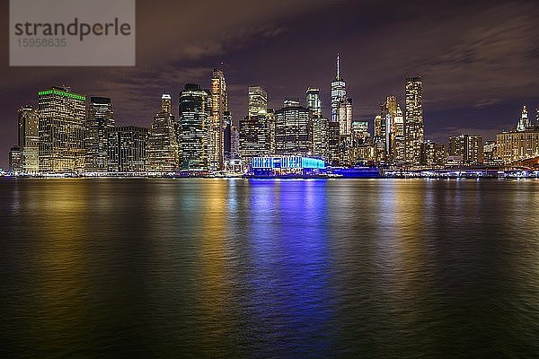 Blick vom Pier 1 bei Nacht über den East River auf die Skyline von Lower Manhattan  Dumbo  Downtown Brooklyn  Brooklyn  New York  USA  Nordamerika