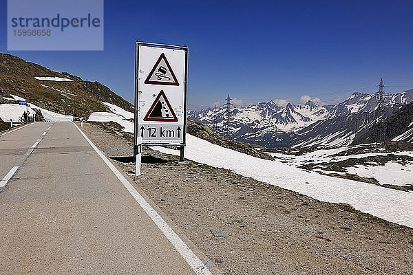 Verkehrsschild  gefährliche Kurven  Gefälle  Nufenenpass  Nufenenstock  Lepontinische Alpen  Ulrichen  Kanton Wallis  Schweiz  Europa