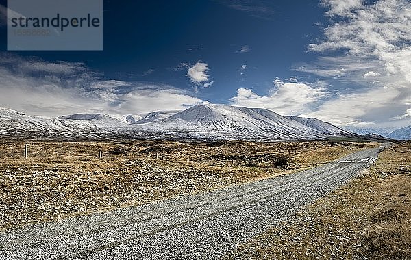 Schotterstraße im Rangitata River Valley  Ashburton Lakes  Ashburton  Canterbury  Neuseeland  Ozeanien