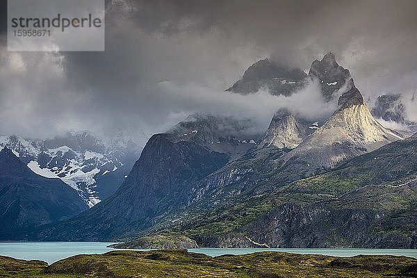 Blick über den See Lago Nordenskjöld auf das Bergmassiv Cuernos del Paine in Wolken  Nationalpark Torres del Paine  Región de Magallanes y de la Antártica Chilena  Patagonien  Chile  Südamerika