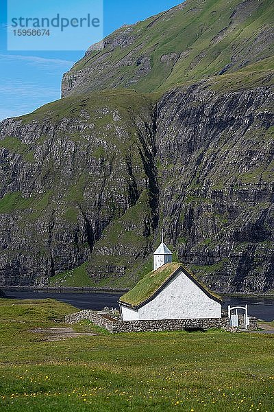 Kleine Kirche mit Grasdach in Fjäll-Landschaft  Saksun  Streymoy  Färöer-Inseln  Føroyar  Dänemark  Europa