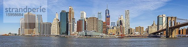 Blick vom Pier 1 über den East River auf die Skyline von Lower Manhattan mit Brooklyn Bridge  Dumbo  Downtown Brooklyn  Brooklyn  New York  USA  Nordamerika