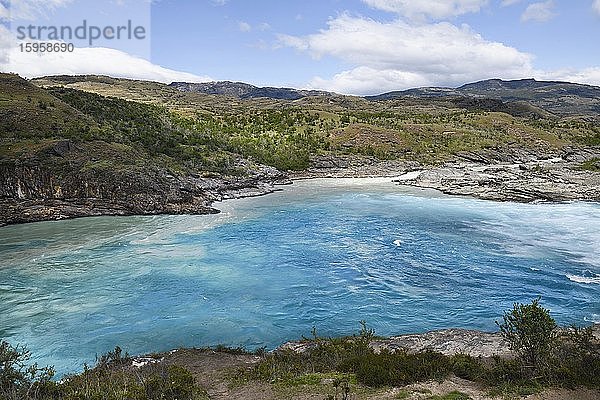 Stromschnellen am Zusammenfluss des blauen Baker-Flusses und des grauen Neff-Flusses  Panamericana zwischen Cochrane und Puerto Guadal  Region Aysen  Patagonien  Chile  Südamerika