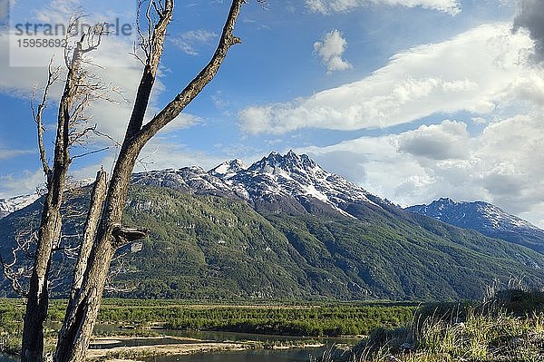 Das Castillo-Gebirge und das weite Tal des Flusses Ibanez von der Panamerikanischen Autobahn aus gesehen  Region Aysen  Patagonien  Chile  Südamerika
