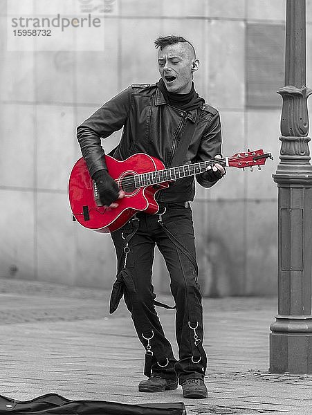 Straßenmusiker Tom mit Gitarre  sw coloriert  Rinteln  Deutschland  Europa
