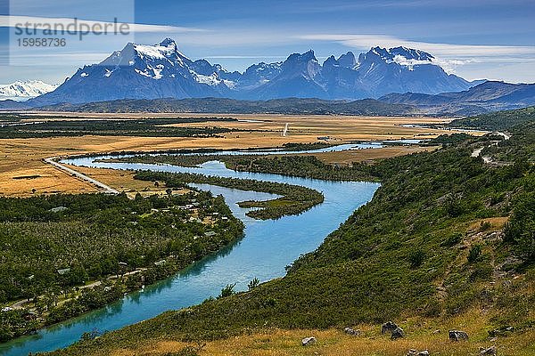 Blick auf das Bergmassiv Cuernos del Paine über den Fluss Río Serrano  Nationalpark Torres del Paine  Región de Magallanes y de la Antártica Chilena  Patagonien  Chile  Südamerika