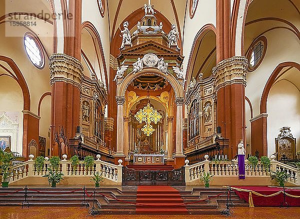 Innenansicht mit Altarraum  Basilica di San Petronio  Marktplatz Maggiore  Bologna  Emilia-Romagna  Italien  Europa