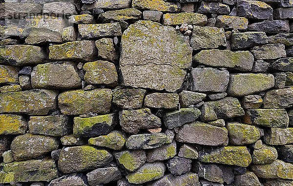 Alte Steinmauer  Tjörnuvik oder Tjørnuvík  Streymoy  Färöer-Inseln  Føroyar  Dänemark  Europa