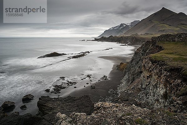 Küstenlandschaft bei Djúpivogur  Ostfjorde  Island  Europa