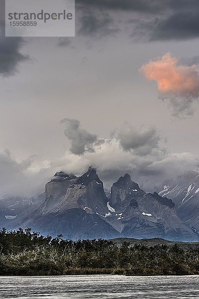 Blick über den Fluss Río Serrano auf das Bergmassiv Cuernos del Paine  Nationalpark Torres del Paine  Región de Magallanes y de la Antártica Chilena  Patagonien  Chile  Südamerika