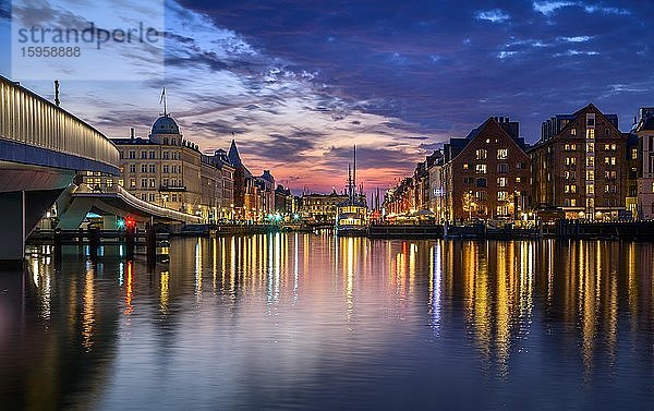 Blick auf Nyhavn bei Sonnenuntergang  Nachtaufnahme  Kopenhagen  Dänemark  Europa