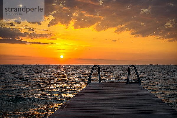 Steg bei Sonnenaufgang über dem Meer  Amager Strand  Kopenhagen  Dänemark  Europa