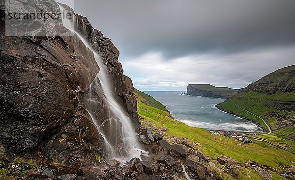 Blick auf Tjörnuvik oder Tjørnuvík  Streymoy  hinten Felsnadeln Risin og Kellingin vor Steilküste Eiðiskollur  Färöer-Inseln  Føroyar  Dänemark  Europa