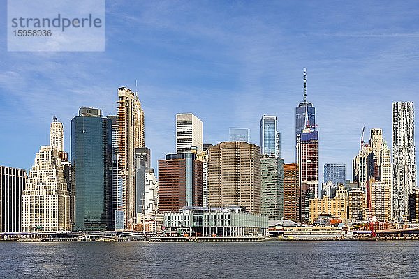 Blick vom Pier 1 über den East River auf die Skyline von Lower Manhattan  Dumbo  Downtown Brooklyn  Brooklyn  New York  USA  Nordamerika