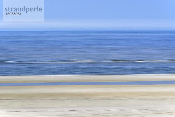 Sandstrand mit auflaufenden Wellen und blauem Himmel  Wischeffekt  Wangerooge  Ostfriesische Inseln  Nordsee  Niedersachsen  Deutschland  Europa