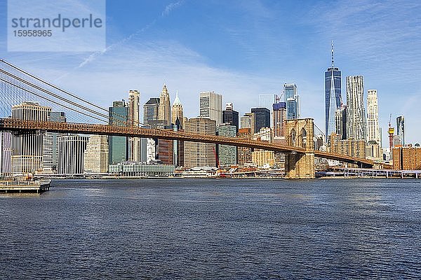 Blick vom Main Street Park über den East River auf die Skyline von Lower Manhattan mit Brooklyn Bridge  Dumbo  Downtown Brooklyn  Brooklyn  New York  USA  Nordamerika
