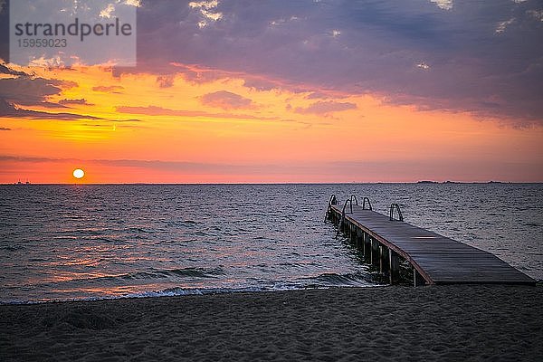 Steg bei Sonnenaufgang über dem Meer  Amager Strand  Kopenhagen  Dänemark  Europa