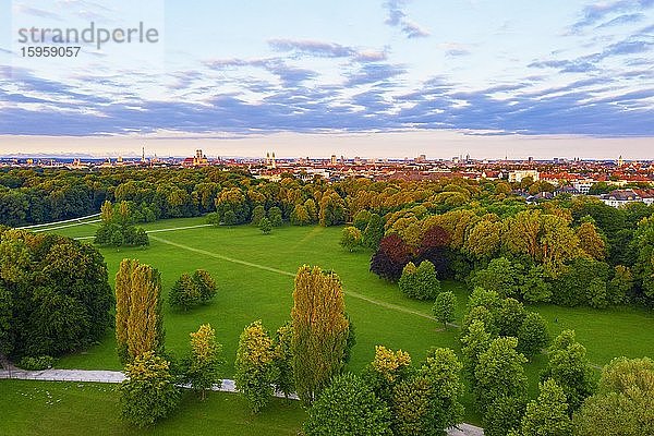 Werneckwiese im Englischer Garten  Blick über die Altstadt und Maxvorstadt im Morgenlicht  München  Luftbild  Oberbayern  Bayern  Deutschland  Europa