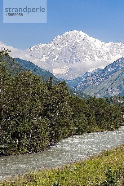 Fluss Dora Baltea und Mont Blanc  Blick auf Mont Blanc Massiv  Aostatal  Italien  Europa