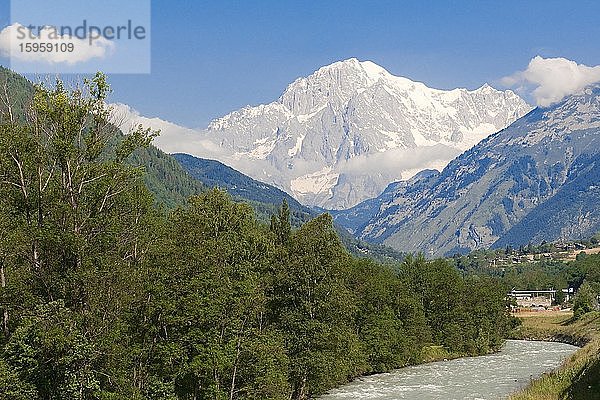 Fluss Dora Baltea und Mont Blanc  Blick auf Mont Blanc Massiv  Aostatal  Italien  Europa