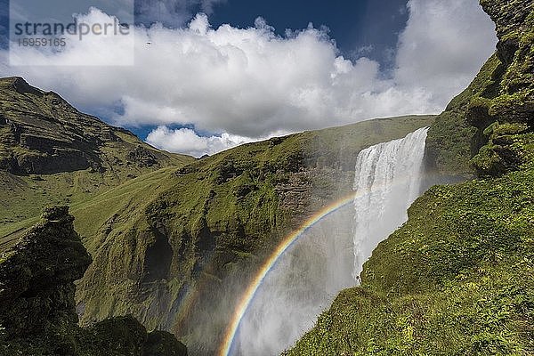 Regenbogen vor dem großen Wasserfall Skógafoss  Skogafoss  Skogar  Ringstraße  Sudurland  Südisland  Island  Europa