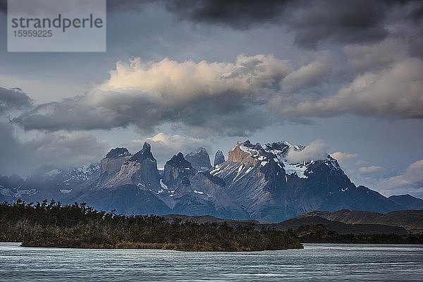 Blick über den Fluss Río Serrano auf das Bergmassiv Cuernos del Paine  Nationalpark Torres del Paine  Región de Magallanes y de la Antártica Chilena  Patagonien  Chile  Südamerika