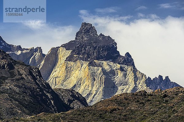 Berggipfel am Lago Grey  Granitberge Cuernos del Paine  Nationalpark Torres del Paine  Patagonien  Región de Magallanes y de la Antártica Chilena  Chile  Südamerika