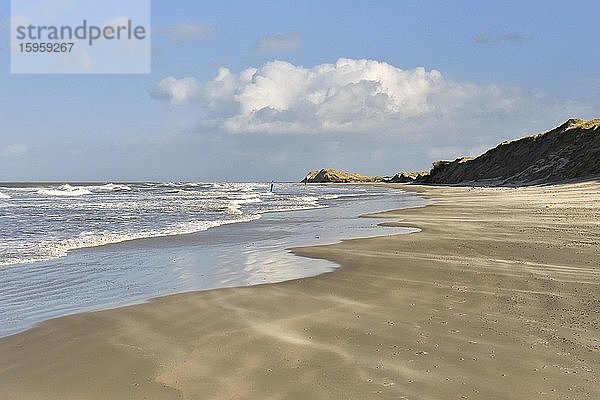 Wasserkante am Strand von Borkum  Ostfriesische Insel  Niedersachsen  Deutschland  Europa