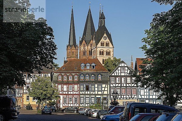 Romanische Marienkirche  Fachwerkhäuser  Altstadt  Gelnhausen  Hessen  Deutschland  Europa