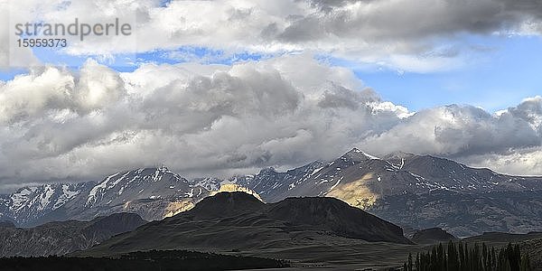 Berglandschaft  Nationalpark Patagonien  Chacabuco-Tal bei Cochrane  Region Aysen  Patagonien  Chile  Südamerika