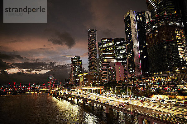 Erhöhter Blick auf eine Hauptverkehrsstraße und den Verkehr  der die Stadt Brisbane nachts verlässt.