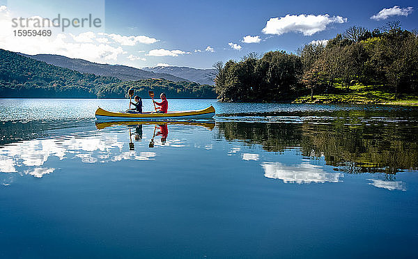 Kanufahren eines Paares auf dem Gusana-See  einem künstlichen See auf dem Gebiet von Gavoi  Sardinien  Italien.