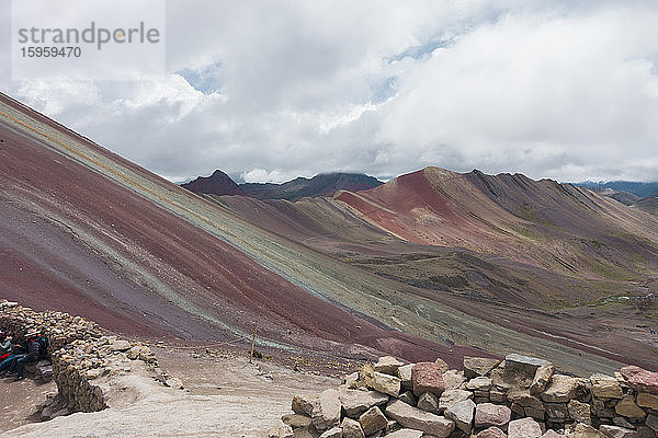 Vinicunca-Berg  auch bekannt als der Berg der sieben Farben oder Regenbogenberg in den peruanischen Anden.