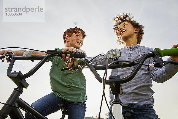 Zwei Jungen auf ihren BMX-Rädern.