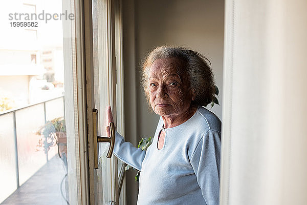 Ältere Frau  die sich während der Coronavirus-Krise in ihrem Haus selbst isoliert.