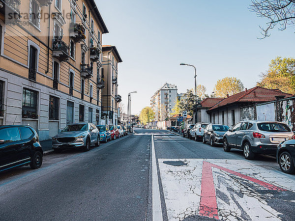 Blick entlang der leeren Straßen während der Sperrung des Corona-Virus in Mailand  Italien.