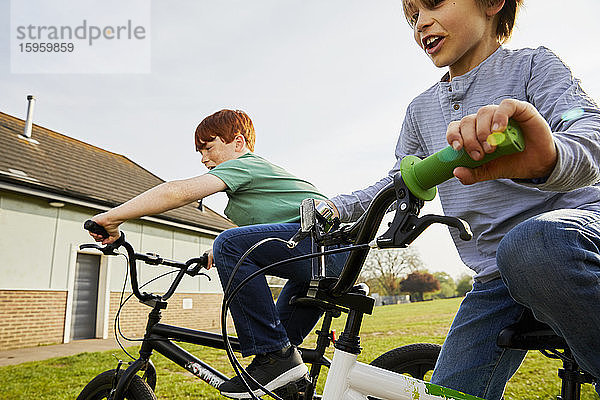 Zwei Jungen auf ihren BMX-Rädern.