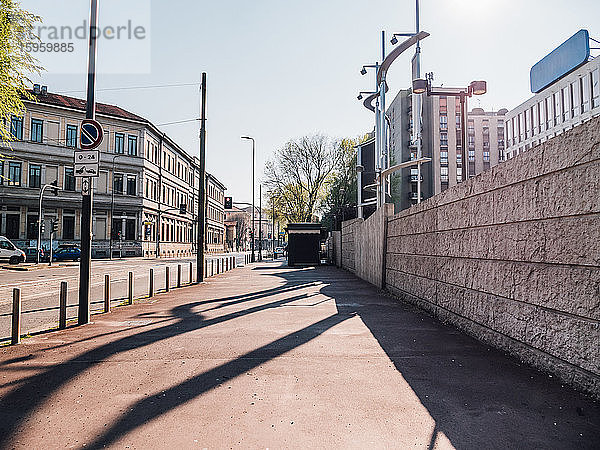 Blick entlang der leeren Straßen während der Sperrung des Corona-Virus in Mailand  Italien.
