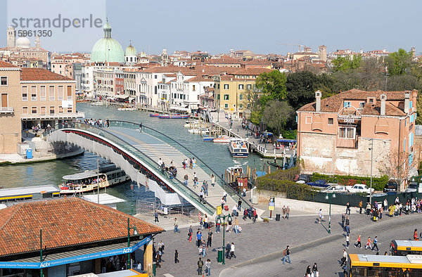 Blick auf eine Brücke in Venedig  Italien  Erhöhte Ansicht