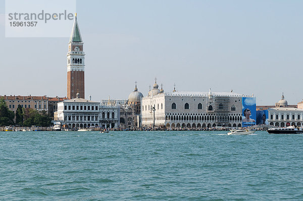 Blick auf Markusturm und den Dogenpalast  Venedig  Italien